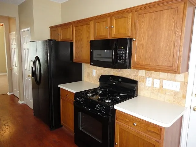 3 bed, 2.0 bath, 1318 sqft, $2,045 — Photo 3