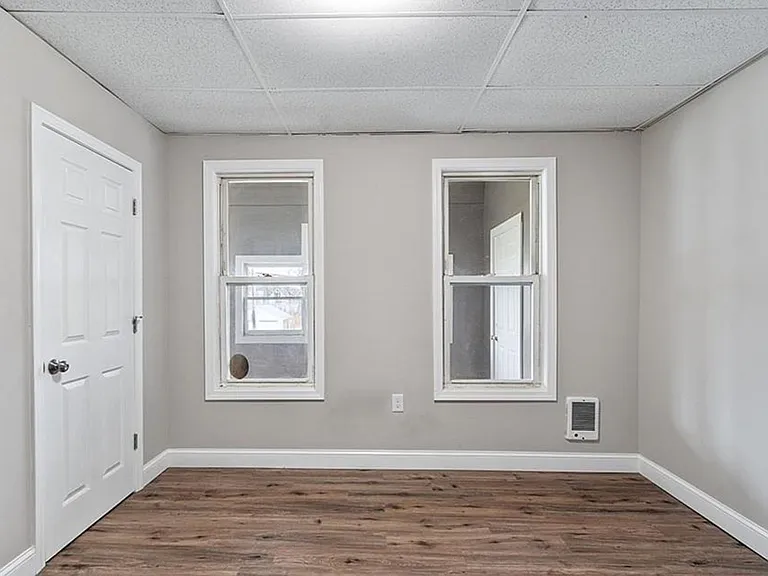 92 Maple St — Photo 3