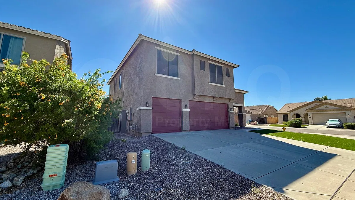 3 bed, 2.5 bath, 2735 sqft, $2,800 — Photo 3