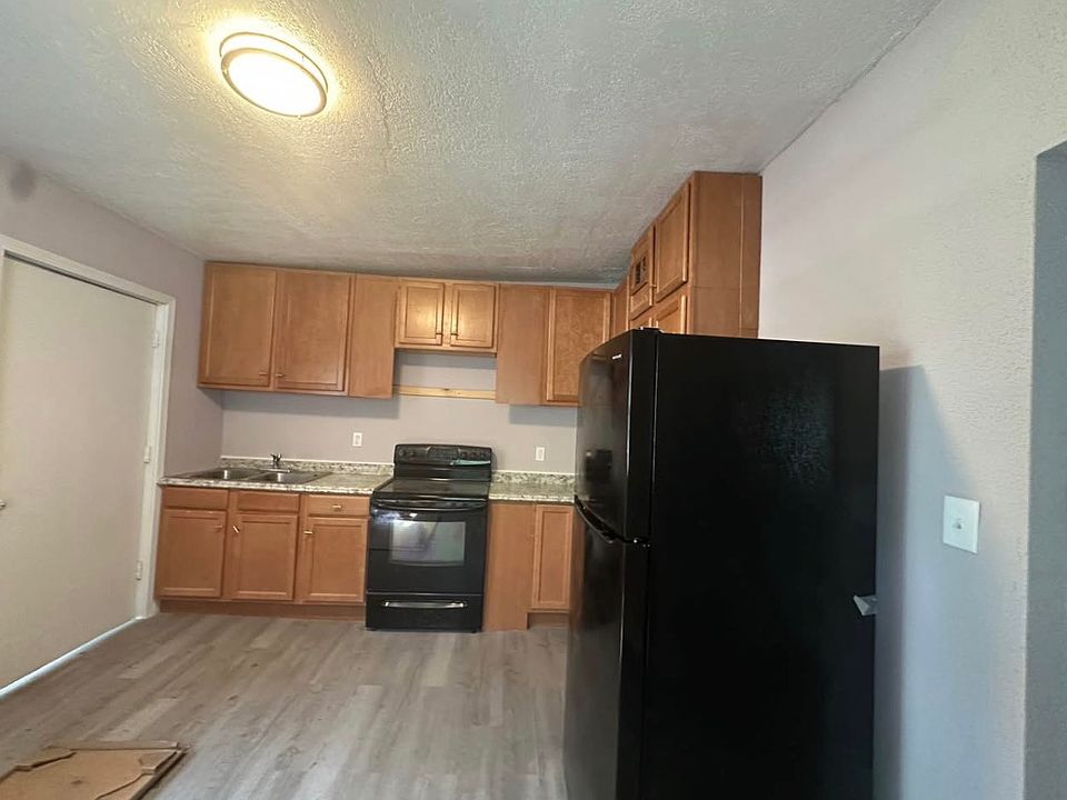 1st image of 916 W 30th St