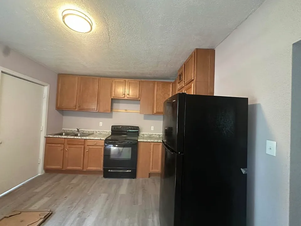 916 W 30th St