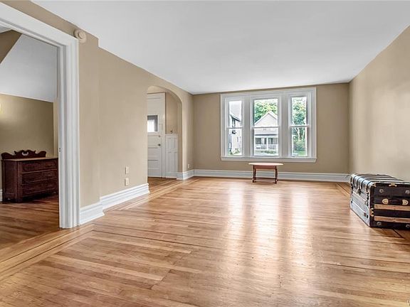 5th image of 72 Hoyt St