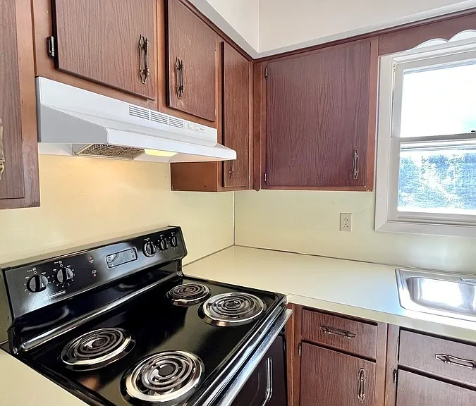 Oak Manor Dr — Photo 58