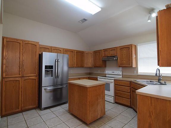 4th image of 913 Woodhollow Dr
