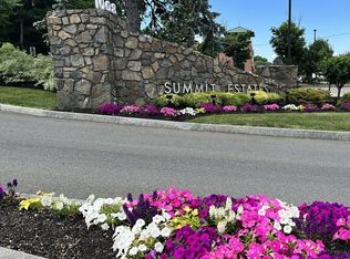 1006 Paradise Rd APT 1E, Swampscott, MA 01907