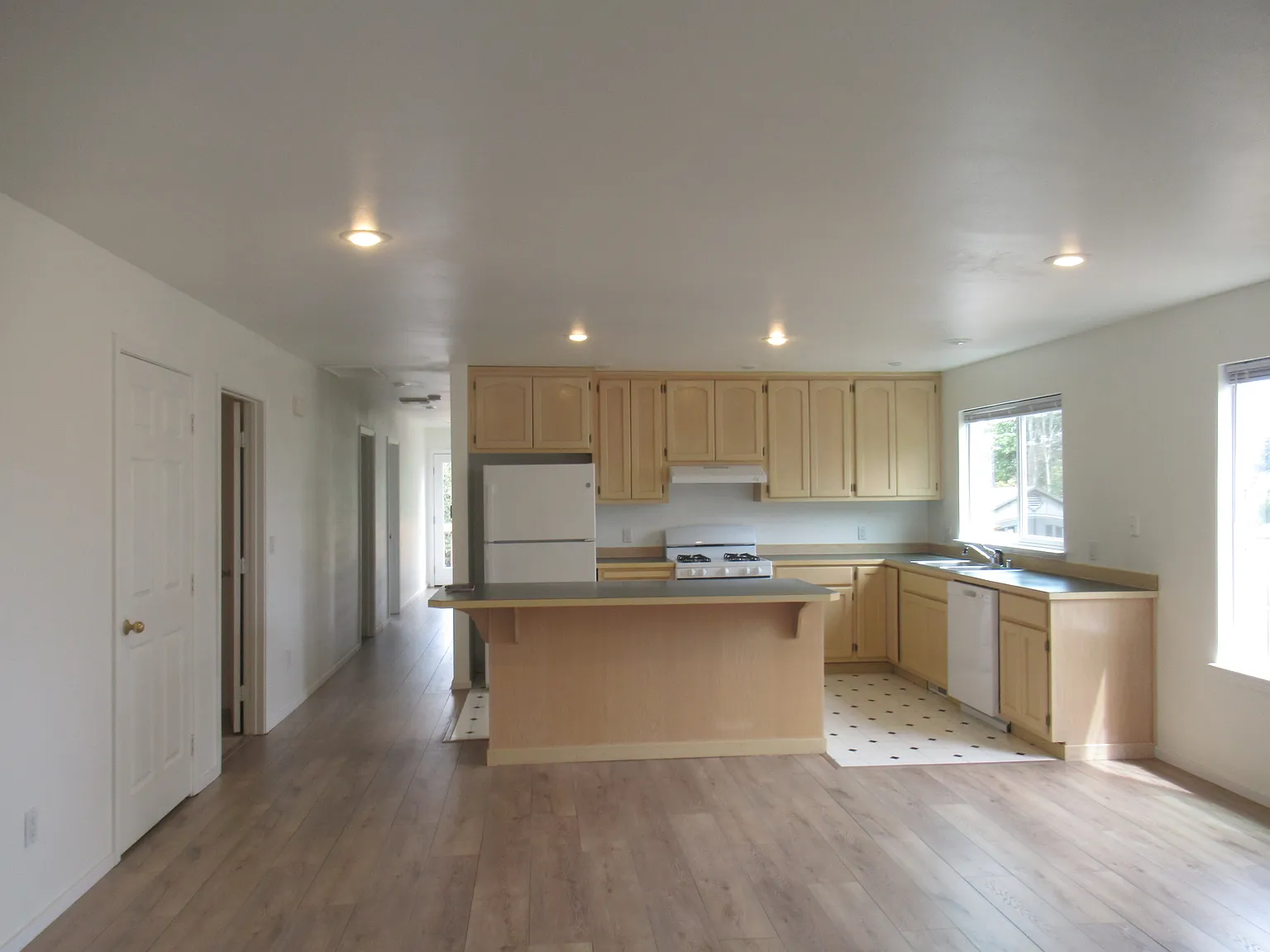3 bed, 1326 sqft, $2,400 — Photo 3