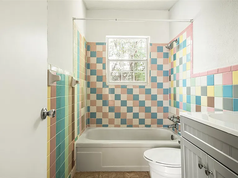 918 E 50th St #B — Photo 11