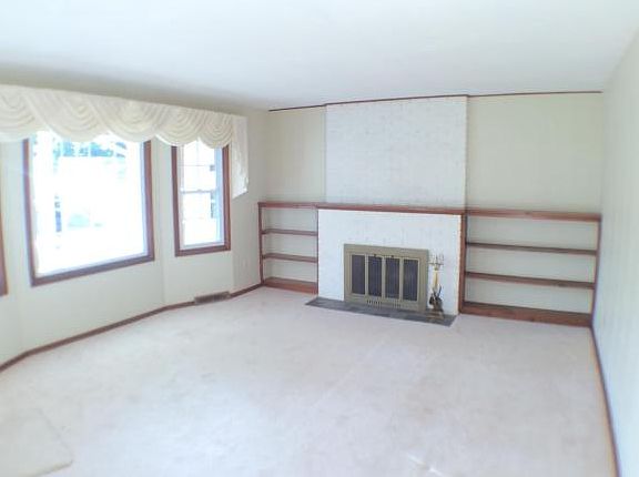 5th image of 1624 Waterbury Dr SE