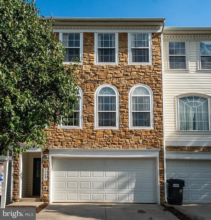 3 bed, 2.5 bath, 2151 sqft, $3,200 — Photo 1