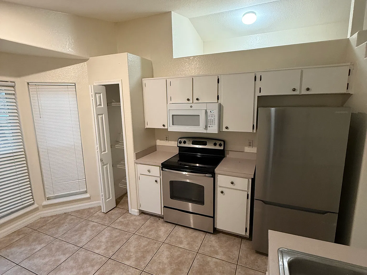 3 bed, 1250 sqft, $1,900 — Photo 3
