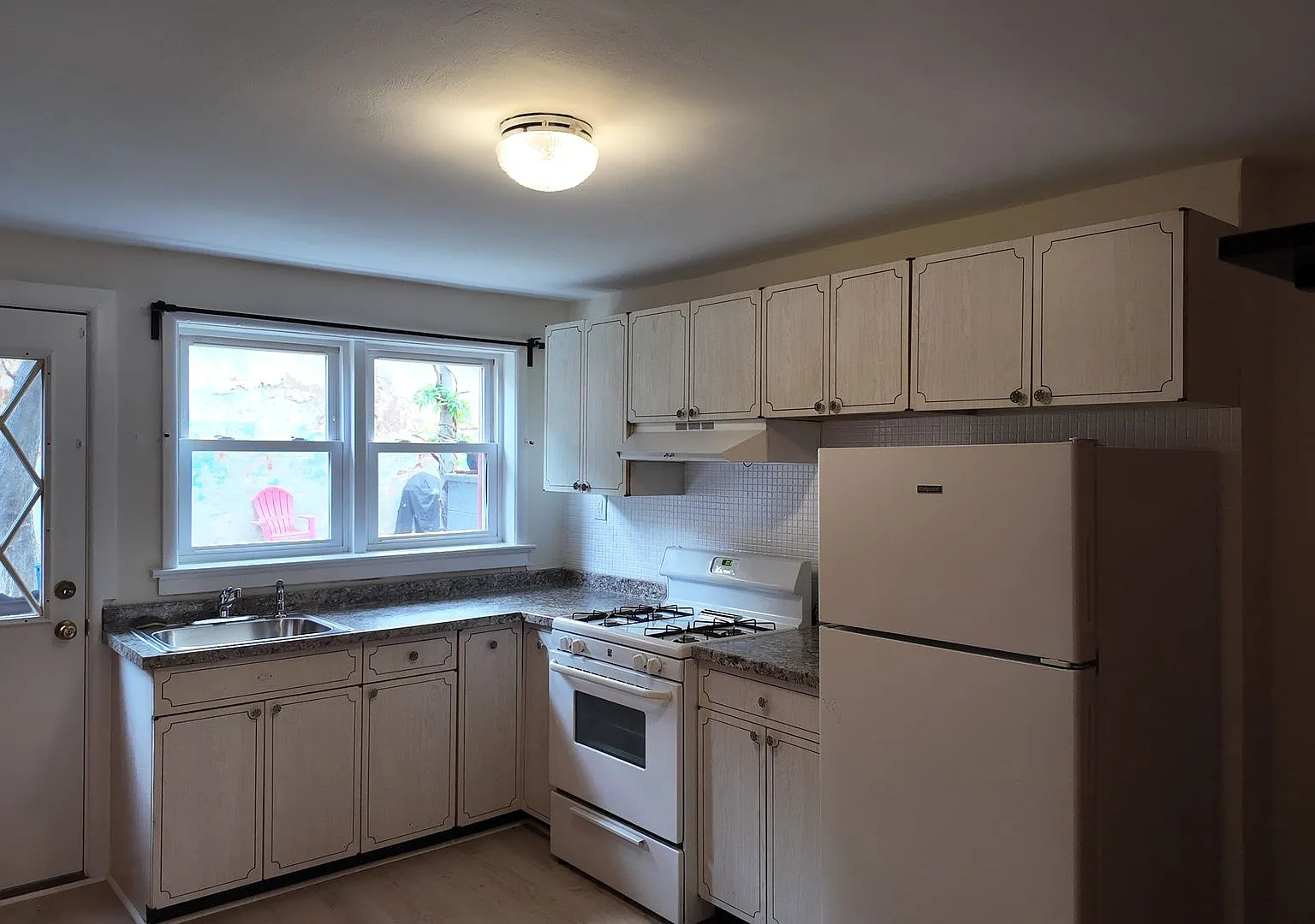 Charming 2-Bedroom Rowhome Pennsport — Photo 3