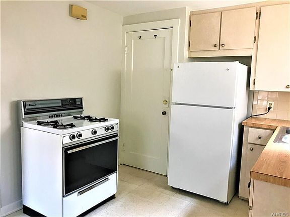 4th image of 154 Henderson Ave