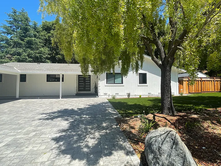11040 Eastbrook Ave — Photo 2