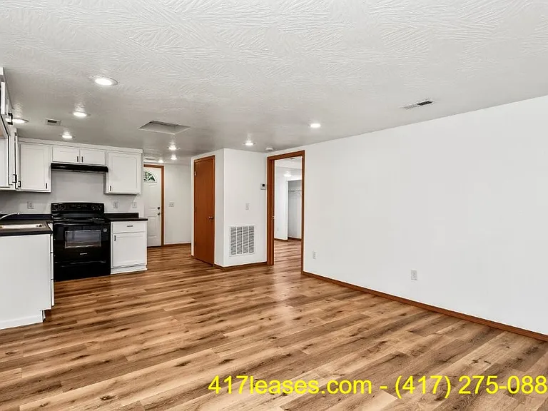 2518 N Weller Ave — Photo 4