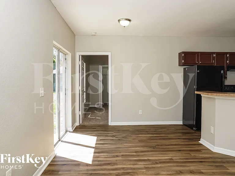 3958 N Chamberlain Blvd — Photo 5