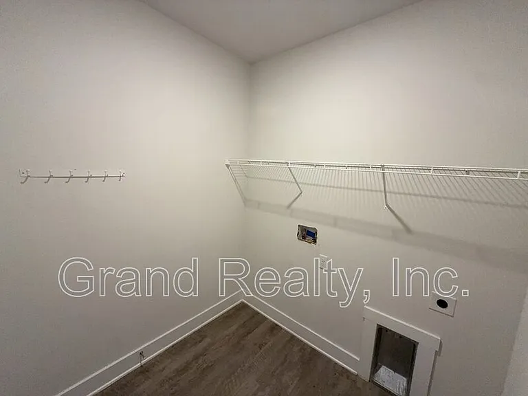 5869 Danbury Blvd — Photo 20