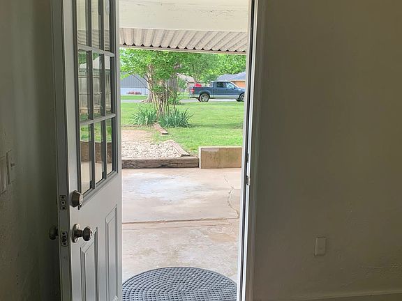 3rd image of 104 E Ash Dr
