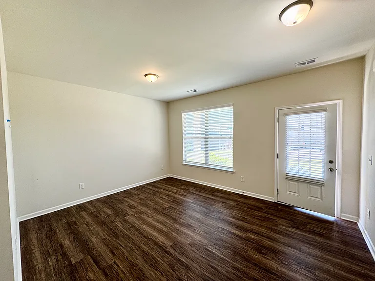 520 McGinnis Cir — Photo 5