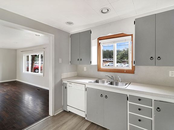 4th image of 423 NE Regatta Dr