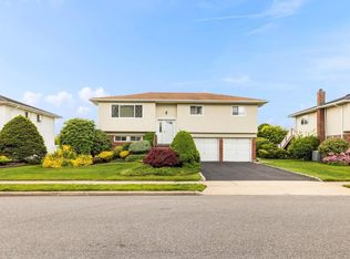 31 Richard Ct, Plainview, NY 11803