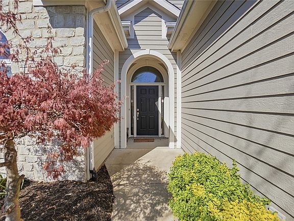 3rd image of 582 Yankee Trace Dr