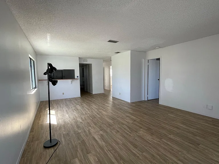 81 Emerald Ct — Photo 4