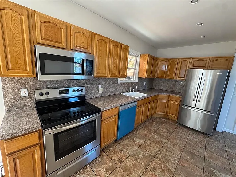 8906 Tonnelle Ave — Photo 7