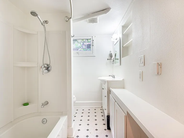 2306 SE Caruthers St #C — Photo 23