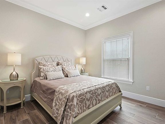 5th image of 10 Village Green Dr