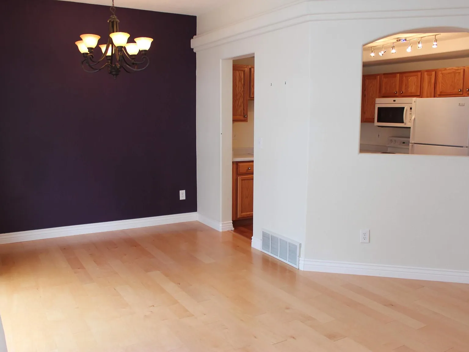 3 bed, 1.5 bath, 1206 sqft, $2,100 — Photo 3