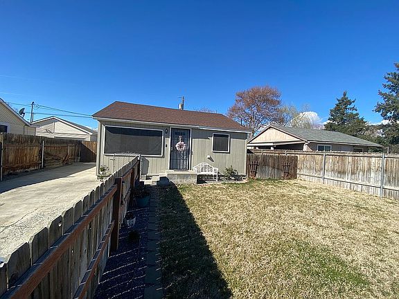 2nd image of 913 Winslow Ave