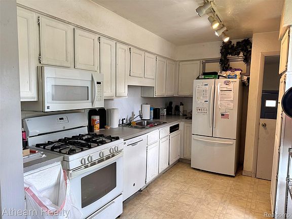 3rd image of 3935 Larchmont St