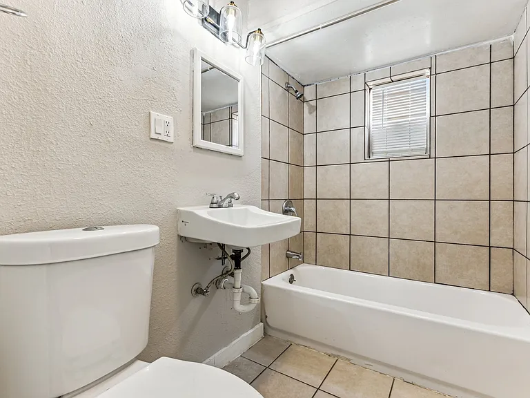 416 W 9th St #1 — Photo 16