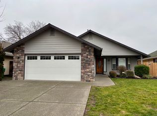 1611 SW Waterstone Dr, Grants Pass, OR 97527