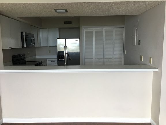 4th image of 4401 Lakeside Dr Unit 901