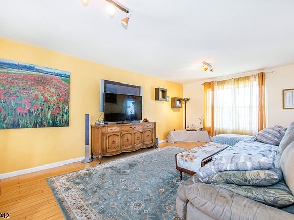 3rd image of 13 Witherwood Dr