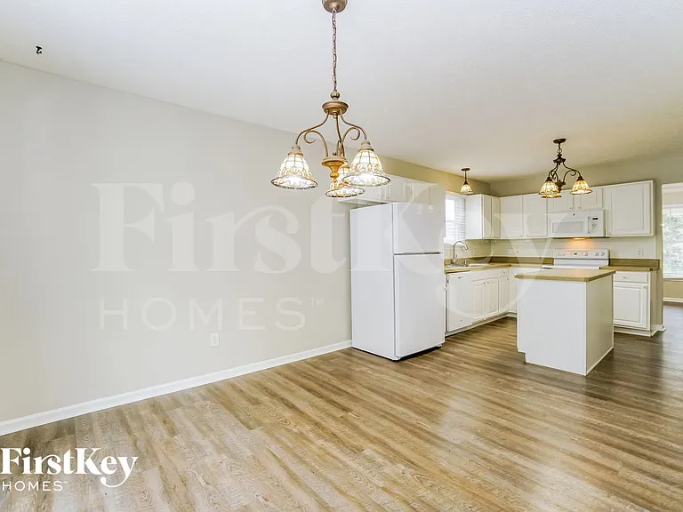7821 Edgewater Ct — Photo 6