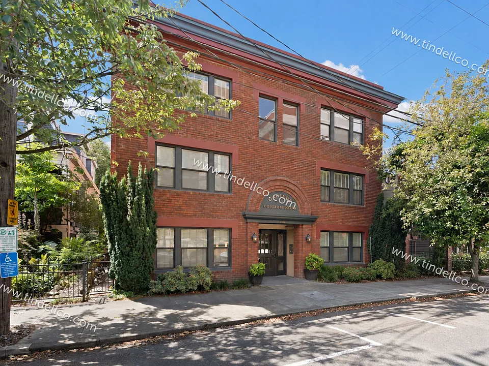2076 NW Johnson St #201