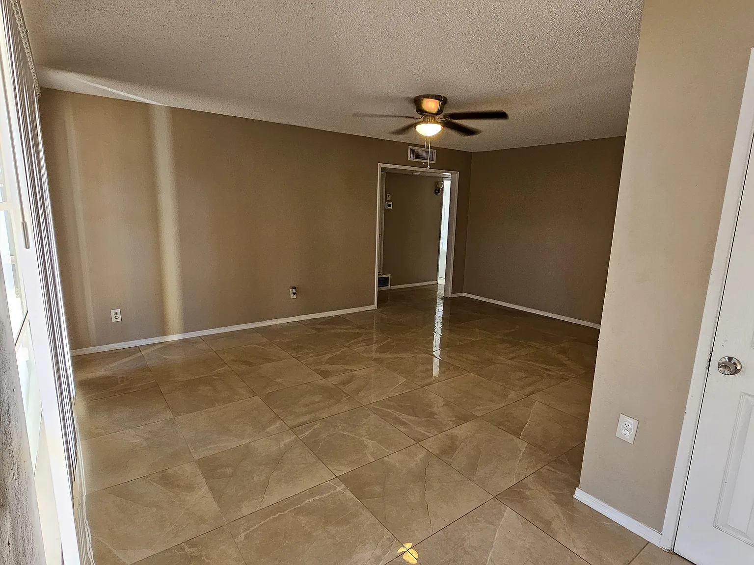6 bed, 1980 sqft, $2,900 — Photo 4