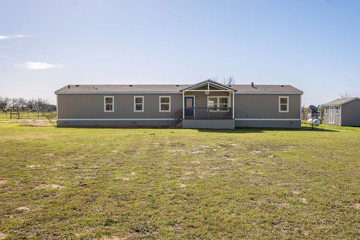 4 bed, 2.0 bath, 2128 sqft, $2,000 — Photo 1