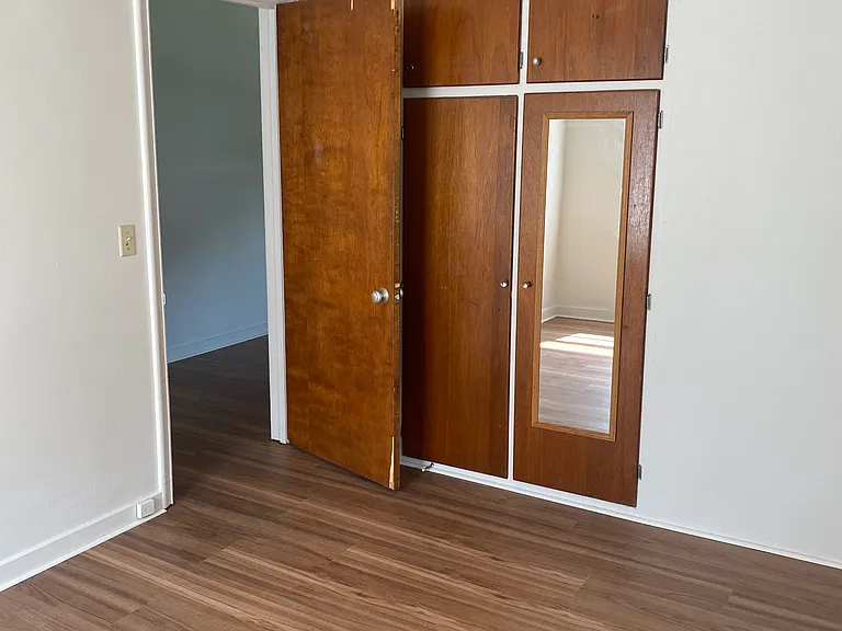 715 Berkshire Ln — Photo 5