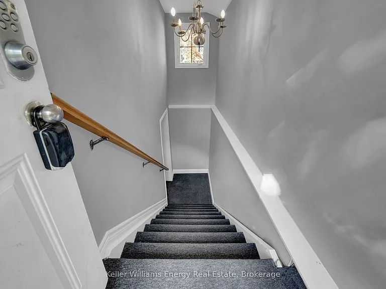 1137 Norman Cres #LOWER — Photo 8