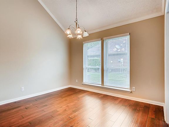 5th image of 1100 Acorn Ln