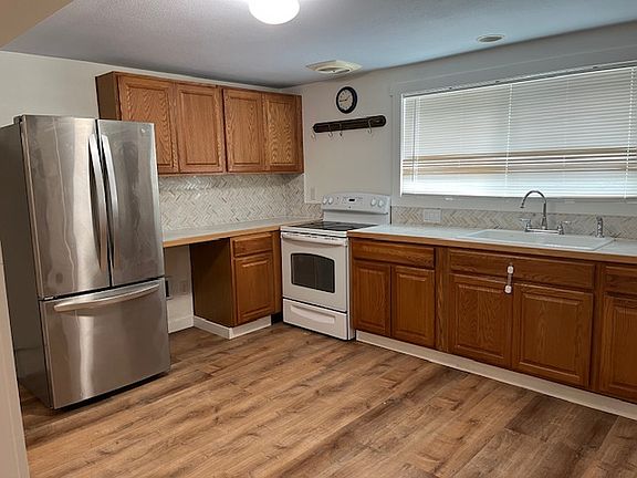 Kitchen - appliances provided include: refrigerator and oven. No dishwasher Tenants provide own microwave