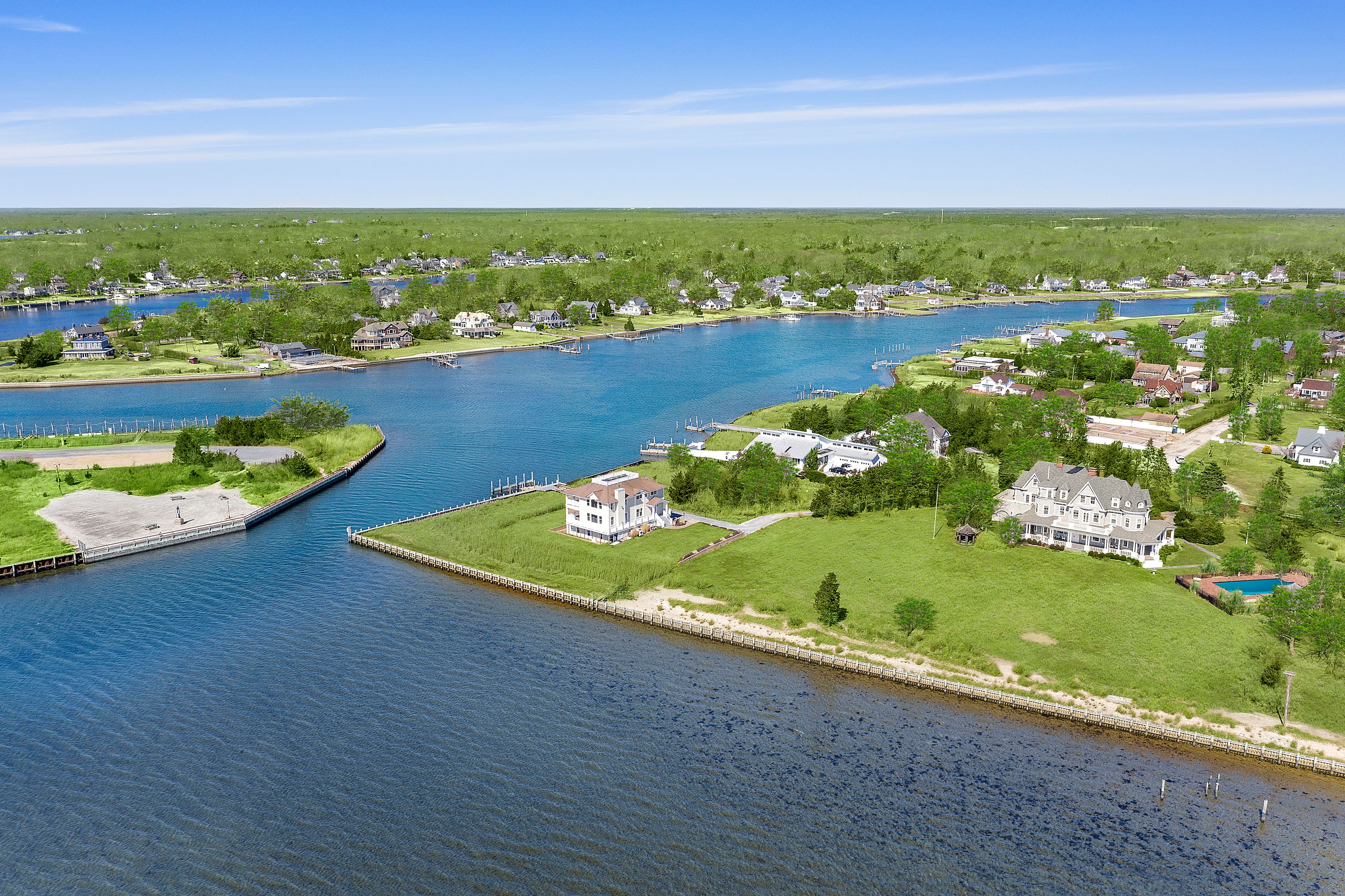 9 Convent Ln, Center Moriches, NY 11934 Out East