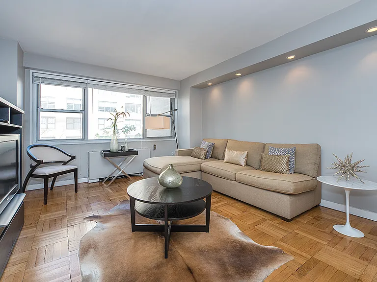 330 E 49th St #8D — Photo 3