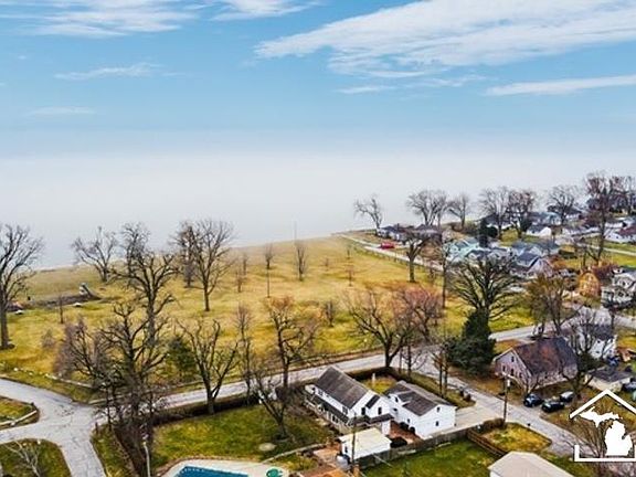 4th image of 3159 Maplewood St