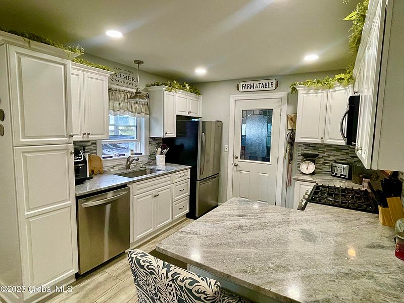 3rd image of 46 Putnam Avenue