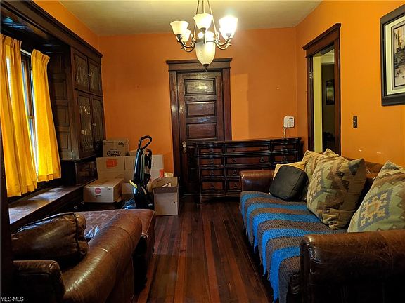 4th image of 3944 Carlyle Ave
