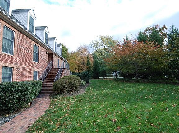 2nd image of 2422 Sandburg St